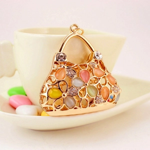 Porte-clés sac à main doré avec fleurs en pierres colorées et métal évidé élégant