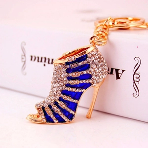 Llavero de sandalia con cristales azules y pedrería blanca en metal dorado de moda