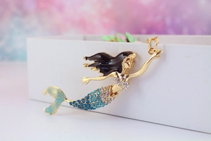 Detail of mermaid keychain with gold alloy plating and blue gradient crystals