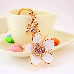 Charming daisy keychain with shell rhinestones on ceramic cup for handbag decoration