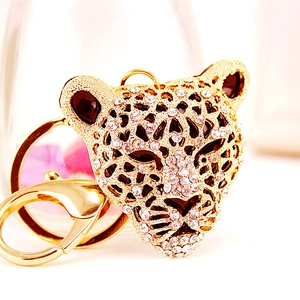 Porte-clés tête de léopard en cristal étincelant avec placage or et strass sur fond blanc