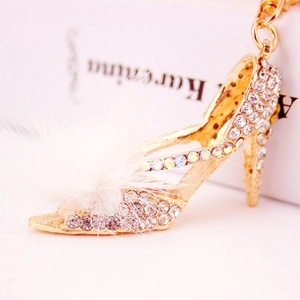 Porte-clés talon haut doré avec pompon en fourrure blanche et strass en cristal brillants