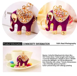 Détail d'un porte-clés éléphant violet avec finition émaillée et strass en cristal