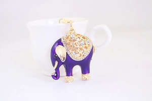 Dettaglio del portachiavi elefante in smalto viola con sella dorata e strass scintillanti