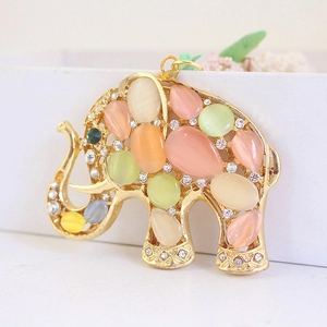 Exquisite Gold Elefant Schlüsselanhänger mit bunten Katzenaugensteinen und Kristallen