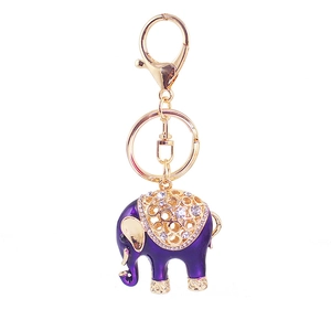 Portachiavi a forma di elefante viola con strass brillanti e chiusura dorata di lusso