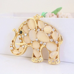 Goldener Elefanten-Schlüsselanhänger mit Katzenaugenstein und glitzernden Kristallen