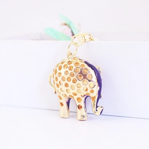 Portachiavi a forma di elefante con design a nido d'ape e dettagli in smalto viola