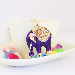 Portachiavi con elefante in smalto viola, placcatura in oro e strass luccicanti