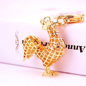 Porte-clés coq doré créatif avec opale en strass et détails de sculpture évidés fins