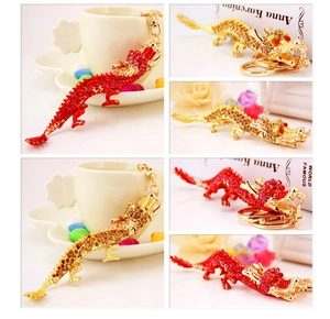 Détail du porte-clés dragon avec strass en rouge et or pour sacs et clés