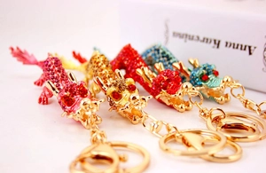 Détails de porte-clés dragon ornés de cristaux colorés en quatre styles différents