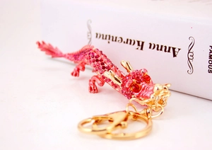 Vue macro d'un porte-clés dragon chinois doré orné de strass rouges et roses