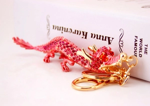Vue détaillée du porte-clés dragon en strass roses avec alliage doré et mousqueton