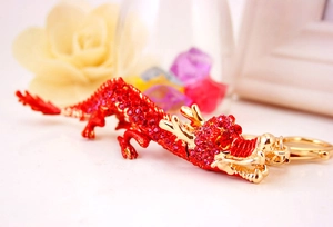 Gros plan d'un porte-clés dragon de style chinois avec cristaux rouges et métal doré