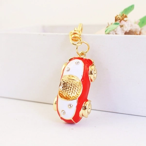 Kreativer roter Auto Schlüsselanhänger mit Kristallen und goldenem Haken als Geschenk