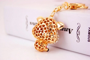 Dettaglio del portachiavi a leopardo dorato con design a cuore traforato e strass lucidi