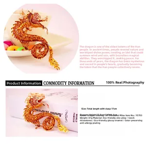Detaillierte Ansicht eines goldenen Drachen Schlüsselanhängers mit roten und weißen Steinen