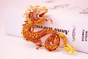Nahaufnahme des goldenen Drachen-Schlüsselanhängers mit bernsteinfarbenen Strasssteinen