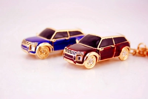 Dettaglio dei portachiavi per auto in smalto blu e bordeaux con accenti dorati