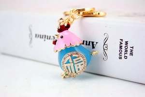 Dettaglio del portachiavi a forma di pulcino in smalto blu e rosa con strass e carattere Fu