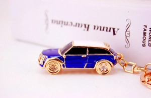 Macro di portachiavi auto in smalto blu con cornice dorata e strass brillanti incastonati