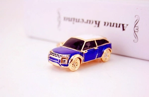 Dettaglio del portachiavi auto SUV blu con placcatura in oro e strass luccicanti