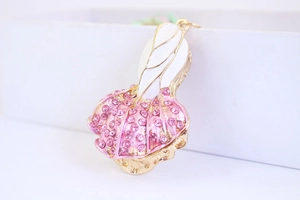 Vista dettagliata del ciondolo tutù da balletto con strass rosa e finitura dorata