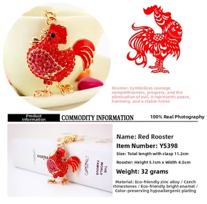 Dettaglio del portachiavi gallo con strass e dimensioni di 5,1 cm per 4,5 cm