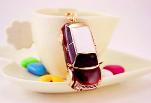 Dettaglio portachiavi auto rosso con placcatura in oro e strass su una tazza