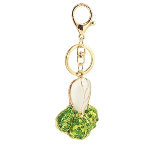 Dettaglio del portachiavi a forma di cavolo con strass verdi e chiusura dorata