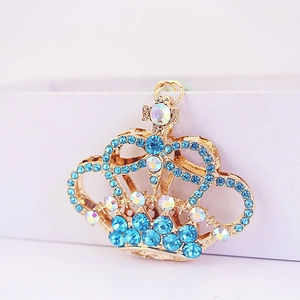 Elegante portachiavi a corona dorata con brillanti strass blu cielo su base bianca
