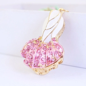 Squisito portachiavi a cavolo cinese dorato con smalto bianco e strass rosa brillanti