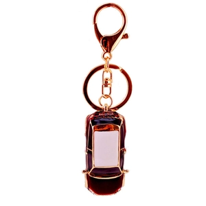 Portachiavi auto in metallo rosso con strass e placcatura oro rosa su sfondo bianco