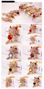 Vue détaillée des porte-clés chat porte-bonheur avec des gemmes colorées en forme de poire