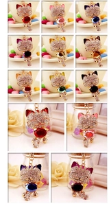 Gros plan de porte-clés chat en strass brillants avec de grandes pierres multicolores