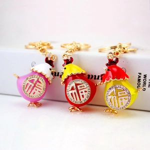 Portachiavi a forma di pollo in smalto colorato con carattere Fu e strass, set di tre