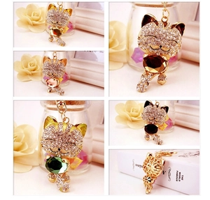Vue détaillée des porte-clés Maneki Neko sertis de strass en plusieurs couleurs de bijoux