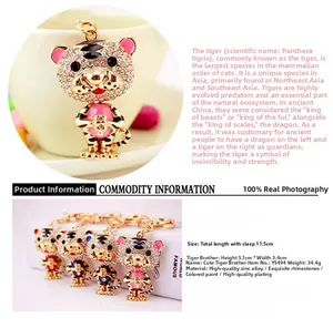 Détail du porte-clés tigre mignon orné de strass brillants roses et bleus étincelants