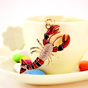 Porte-clés homard étincelant avec émail rouge et strass sur un pendentif en métal doré