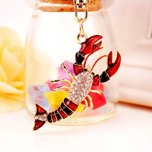 Porte-clés homard de luxe en émail rouge et strass brillants sur base en métal doré