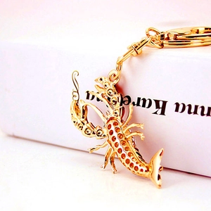 Porte-clés homard doré étincelant avec texture diamantée et anneau métallique robuste