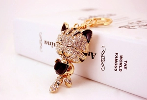 Vue détaillée du porte-clés chat porte-bonheur plaqué or avec strass étincelants