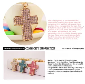 Makro-Detail des Kreuz-Schlüsselanhängers aus Zinklegierung mit glitzernden Strasssteinen