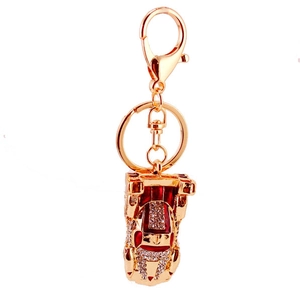 Porte-clés voiture de sport rouge créatif avec strass et placage à l'or sur fond blanc