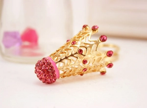 Détail du porte-clés volant en strass rose avec artisanat en métal doré évidé