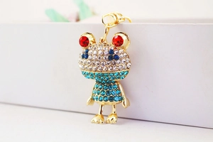 Nahaufnahme der goldenen Frosch-Schlüsselanhänger mit blauen und weißen Strasssteinen
