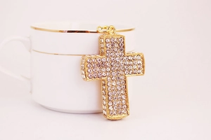 Detailansicht eines 3D-Kristallkreuz-Anhängers mit Goldplattierung und Glitzersteinen