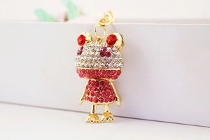 Detail eines kreativen Strass-Frosch-Schlüsselanhängers mit funkelnden roten Augen