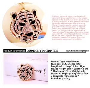 Détail du porte-clés tête de tigre doré avec strass brillants et alliage de zinc poli